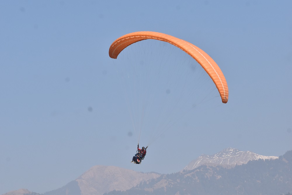 Paragliding in Bir Billing Himachal Pradesh